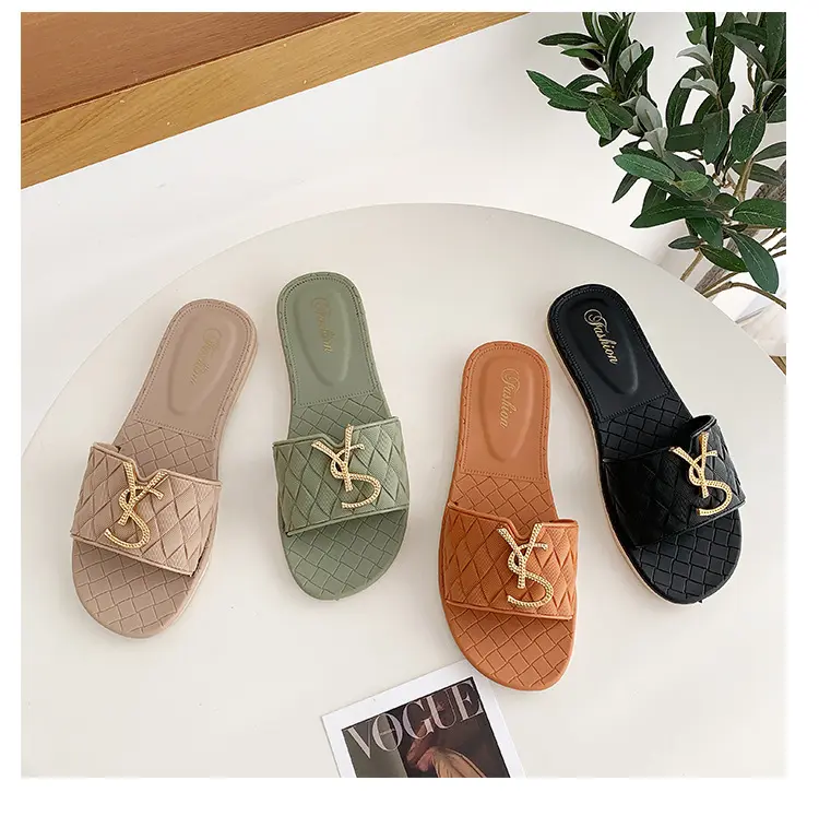 Women Wear Flat-bottomed Fashion Sandals and Slippers Out in Summer Beach Shoes Seaside Flip-flops PVC Picture Women Female Lady