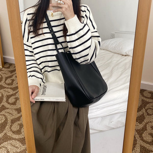 กระเป๋าโท้ทผู้หญิงความจุขนาดใหญ่สีทึบนุ่มสบายพร้อมตัวล็อคแม่เหล็กสำหรับใช้ในชีวิตประจำวัน - Product Image 3