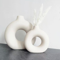 Vas Bunga Porselen Putih Donat Kreatif Ramah Lingkungan dengan Lapisan Warna, Ornamen Desain Modern untuk Ruang Tamu, Bunga Buatan/Kering