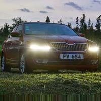 Aplicable para el conjunto de faros delanteros Skoda Octavia 15-17 luces de circulación diurna de faros LED de pestañas altas modificadas bajas