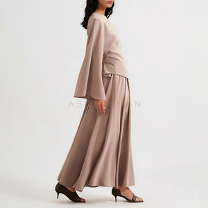 Nuovo Set Trendy Personalizzato con Top Modesto e Gonna Plissettata per Donne Musulmane, Elegante Set Modesto a Tinta Unita con Collo a O - Product Image 4