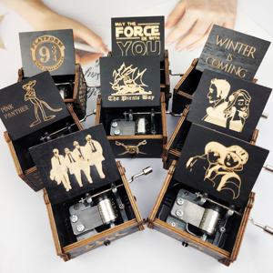 Mini boîte à <span class=keywords><strong>musique</strong></span> en bois Spot pour les fans d'anime et les cadeaux de vacances/d'anniversaire Jouet noir avec un design unique - Product Image 3
