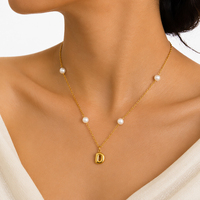 Collier personnalisé avec initiale, pendentif lettre, perle d'eau douce, bague ouverte en CZ et boucles d'oreilles clous géométriques en forme de croix