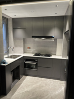 Aparador Flotante Moderno sin Tiradores con Cajones y Puertas de Almacenamiento, Gris Blanco, Personalizado para Apartamento
