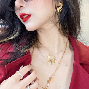 Joyería Minimalista, Aretes y Collar con Diseño de Línea Solar, Chapados en Oro de 18K, Acero Inoxidable - Product Image 5