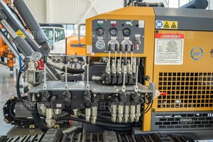 Foreuse DTH sur chenilles Hengwang à moteur diesel haute efficacité CE ISO pour projets de forage de trous de dynamitage dans les carrières de pierre - Product Image 4