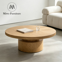 Table basse ronde moderne en chêne, table centrale en bois massif à bord cannelé, table basse en bois avec base cylindrique pour salon
