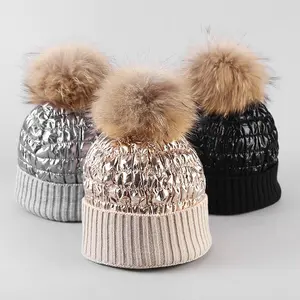 Sombrero de punto acolchado cálido de invierno a la moda para mujer con puño y Pompón de piel de mapache auténtica extraíble STOCK AL POR MAYOR - Product Image 1
