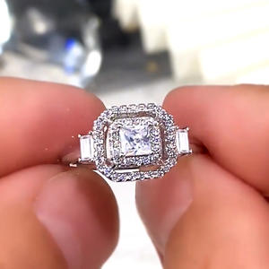 Anillo de Diamantes Corte Princesa F774 en Oro Blanco con Piedras Laterales Baguette Naturales Color D para Compromiso - Product Image 2