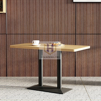 Ensemble de meubles de restaurant au design moderne, table à manger en bois de couleur personnalisée avec 4 chaises pour les salons de thé, les cafés, les cuisines et les hôtels