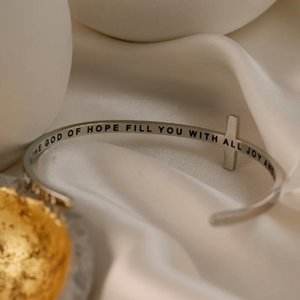 Pulsera de Cruz con Grabado Personalizado, Versículo Bíblico, Brazalete Abierto de Acero Inoxidable, Joyería Cristiana para la Fe y el Amor - Product Image 4