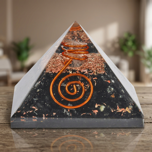 Pyramides d'Orgone sculptées et gravées en Agate Noire pour la Correction Vastu Feng Shui et la Décoration Intérieure - Product Image 2