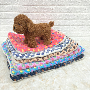 Almohadilla rectangular de lana coral para perros, cama para mascotas con lunares, suave y lavable, para perros, color aleatorio - Product Image 1