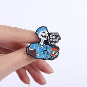 Broche en émail de médecin-squelette, médical avec caractère, broche crâne, thème médical amusant, badge de revers, bijoux, cadeau, vente en gros - Product Image 4