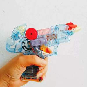 Pistola Espacial Elétrica de Plástico ABS Barata e Popular com Luzes LED Brilhantes e Música, Alimentada por Bateria para Meninos de 5 a 13 Anos - Product Image 2