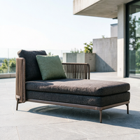 Ensemble de canapés modulaires d'extérieur en corde tressée, collection de chaises longues et ottomanes en rotin rond avec pieds en métal bronze pour villa, jardin et cour
