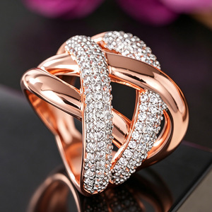 Anello Chunky Intrecciato con Zirconi per Donne, Gioiello da Dito Elegante per Feste - Product Image 1