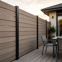 Clôture horizontale populaire en composite bois-plastique pour la protection de la vie privée, panneau de clôture de jardin en métal à lattes