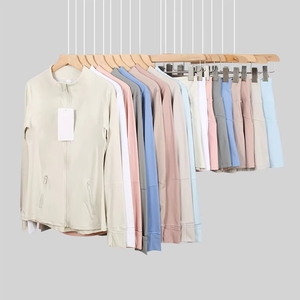 Completo Sportivo da Donna con Giacca con Zip e Pantaloncini Corti, Design Unico per Palestra, Yoga e Ciclismo, Set Due Pezzi - Product Image 1