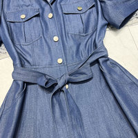 OEM Custom Damen Thin Denim Shirt Midi Kleid mit Taschen Krawatte Taille Tunika Kurzarm Jean Kleid Casual Retro Office Kleid