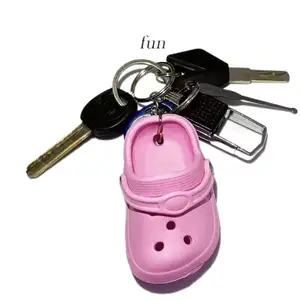 Hübscher Mini-Clog Schuh Schlüsselanhänger Großhandel schöne 3D-Mini-Eva Kunststoff-Schlüsselanhänger Schaumloch Sandalschuhe Strand-Schuh-Schlüsselanhänger