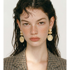 JINYOU 2372 Pendientes de Diseño Moderno Hipoalergénicos de Resina con Forma Geométrica para Mujer - Product Image 3