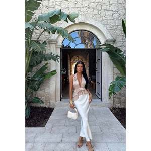 เสื้อครอปผูกเชือกสีเบจลายดอกกุหลาบสำหรับผู้หญิง - Product Image 2