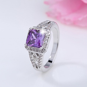 Bague de fiançailles en rhodium pour femme, sertie de diamants CZ violets de laboratoire, taille radiant, pavé rectangulaire, pour mariage ou anniversaire - Product Image 5