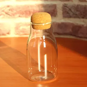 可爱的迷你尺寸180毫升玻璃水瓶，带软木塞盖，用于存放和礼品耐热