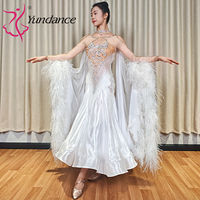 Robe de danse de salon standard de compétition Blackpool B-26060, élégante, blanche, en satin et mousseline Chrisanne, avec plumes d'autruche, pour la scène