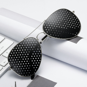 Gafas de Sol Polarizadas Anti-miopía con Orificios, Montura Completa, Gafas de Moda <span class=keywords><strong>para</strong></span> Ejercicios Oculares y Mejora de <span class=keywords><strong>la</strong></span> <span class=keywords><strong>Visión</strong></span>, Venta al Por Mayor de Fábrica 2026 - Product Image 2