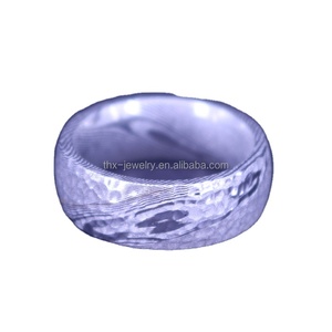 Bague pour homme en acier damas martelé pur, unique et sur mesure, bague éternelle pavée en acier damas martelé à grains de mode - Product Image 2