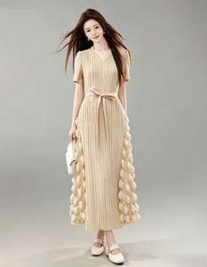Abito <span class=keywords><strong>Lungo</strong></span> Elegante da Donna con Pieghe, Collo a V, <span class=keywords><strong>Maniche</strong></span> <span class=keywords><strong>Corte</strong></span>, Cintura in Vita, Dettaglio Laterale 3D a Bolle Intrecciate, Colore Beige - Product Image 1