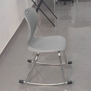 Chaise à bascule de bureau en plastique gris avec pieds chromés ABS, design moderne, 41x42x49 cm - Product Image 1