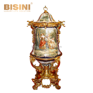 Vase en porcelaine peint à la main de couleur bleu œuf de robin, encadré de bronze plaqué or de conception européenne vintage - Product Image 3