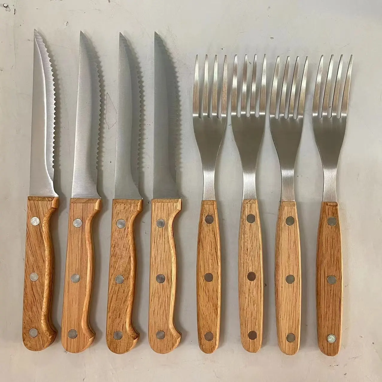 4.5 इंच रसोई स्टेक चाकू और कांटा सेट स्टेनलेस स्टील लकड़ी संभाल के साथ इनडोर बरतन अनुकूलित लोगो