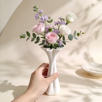 Vase en céramique imprimé en 3D Tyrrell, motif pétales tourbillonnés, bouche évasée, blanc mat, style moderne minimaliste, luxe léger, pour table d'Halloween