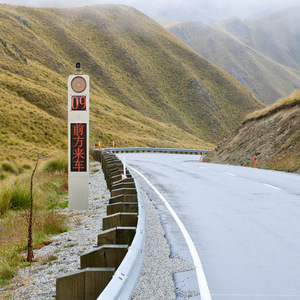 Système d'avertissement de virage routier Hankun avec affichage LED solaire IP65 à montage sur poteau pour la sécurité routière en montagne - Product Image 1