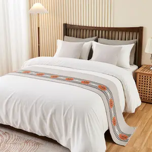 Factory Sale 100% Polyester Woven Bed Runner Queen Size Hotel Bedding Decoration with Cotton Filling Plain Style