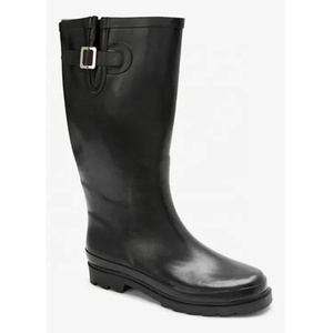 Nouvelle collection <span class=keywords><strong>de</strong></span> bottes <span class=keywords><strong>de</strong></span> <span class=keywords><strong>pluie</strong></span> en caoutchouc noir pour femmes bottes brillantes mates imperméables avec larges bandes <span class=keywords><strong>de</strong></span> roulement attaches décoratives à boucle - Product Image 3