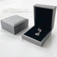 Boîte à bijoux en cuir de luxe faite à la main avec logo personnalisé OEM, forme rectangulaire moderne, motif carré, pour boucles d'oreilles, colliers, bagues, lunettes