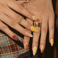 Faux ongles à presser en acrylique, forme amande, dégradé orange-jaune, motif fleur 3D et perles, personnalisables, fournisseur en gros pour salons de manucure