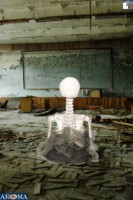 Squelette animé AROMA de 15 pouces avec son et mouvements de la tête pour tables d'Halloween et présentations intérieures