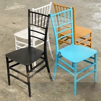 Chaises en plastique empilables extérieures d'événement de banquet de Chiavari noir de fournisseur d'usine pour le restaurant