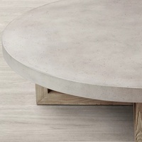 Table basse ronde Heston en béton superposé sur un noyau en bois, style meubles américains