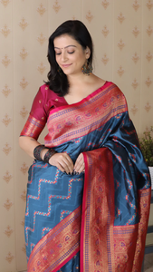 Sari en soie bleue élégant avec un tissage Meenakari Zari en zigzag complexe pour les mariages et les festivals - Product Image 2