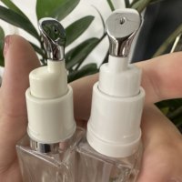 Flacon vide personnalisé de 10 ml en verre transparent carré de luxe pour huile à lèvres, étiquette privée, conteneur blanc pour brillant à lèvres, tube de brillant à lèvres avec embout métallique