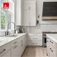 Armoires de cuisine Alland Free Design de style transitionnel, blanches mates avec îlot en bois gris chaud et accents dorés
