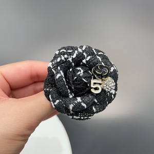 Broche Pequeno de Plástico Estilo Camélia Xiaoxiang com Pérolas Artesanais para Mulheres, Ideal para Camisas e Suéteres - Product Image 4