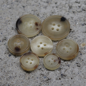 Hot Bán Vật Liệu Tự Nhiên Với Nhỏ Mỏng Cạnh Và 4 Lỗ Với Màu Đen Vàng Kết Cấu Bò Sừng Nút Cho Phù Hợp Với Hoặc Áo Khoác - Product Image 3